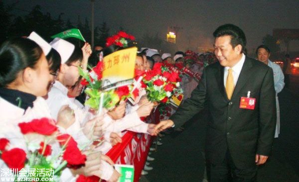 2007年10月24日下午，十七大閉幕后，李連玉24下午返抵邳州，當?shù)仉S即舉行隆重歡迎儀式。駐軍、武警、警察、官員、護士、學生、農(nóng)民全被動員起來。數(shù)千官員及民眾夾道歡迎，有人點鞭炮、放煙花，有人舞龍舞獅，拉橫額，還有樂隊演奏。胸前戴著十七大名牌的李連玉在紅地毯上昂首闊步，向歡迎者揮手。有年輕姑娘送上鮮花，有年老農(nóng)婦送上水果，壯觀之極。