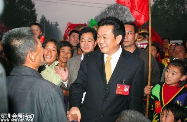 2007年10月24日下午，十七大閉幕后，李連玉24下午返抵邳州，當?shù)仉S即舉行隆重歡迎儀式。駐軍、武警、警察、官員、護士、學生、農(nóng)民全被動員起來。數(shù)千官員及民眾夾道歡迎，有人點鞭炮、放煙花，有人舞龍舞獅，拉橫額，還有樂隊演奏。胸前戴著十七大名牌的李連玉在紅地毯上昂首闊步，向歡迎者揮手。有年輕姑娘送上鮮花，有年老農(nóng)婦送上水果，壯觀之極。