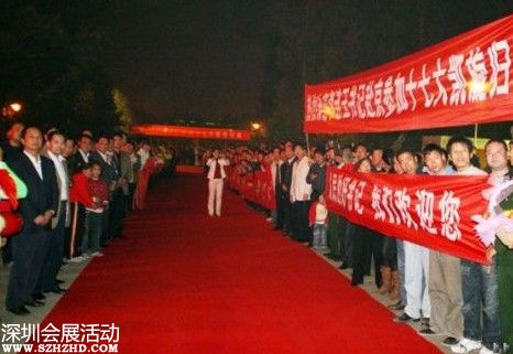 2007年10月24日下午，十七大閉幕后，李連玉24下午返抵邳州，當(dāng)?shù)仉S即舉行隆重歡迎儀式。駐軍、武警、警察、官員、護(hù)士、學(xué)生、農(nóng)民全被動員起來。數(shù)千官員及民眾夾道歡迎，有人點(diǎn)鞭炮、放煙花，有人舞龍舞獅，拉橫額，還有樂隊(duì)演奏。胸前戴著十七大名牌的李連玉在紅地毯上昂首闊步，向歡迎者揮手。有年輕姑娘送上鮮花，有年老農(nóng)婦送上水果，壯觀之極。