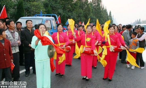 2007年10月24日下午，十七大閉幕后，李連玉24下午返抵邳州，當(dāng)?shù)仉S即舉行隆重歡迎儀式。駐軍、武警、警察、官員、護士、學(xué)生、農(nóng)民全被動員起來。數(shù)千官員及民眾夾道歡迎，有人點鞭炮、放煙花，有人舞龍舞獅，拉橫額，還有樂隊演奏。胸前戴著十七大名牌的李連玉在紅地毯上昂首闊步，向歡迎者揮手。有年輕姑娘送上鮮花，有年老農(nóng)婦送上水果，壯觀之極。