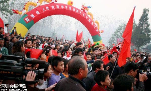 2007年10月24日下午，十七大閉幕后，李連玉24下午返抵邳州，當(dāng)?shù)仉S即舉行隆重歡迎儀式。駐軍、武警、警察、官員、護士、學(xué)生、農(nóng)民全被動員起來。數(shù)千官員及民眾夾道歡迎，有人點鞭炮、放煙花，有人舞龍舞獅，拉橫額，還有樂隊演奏。胸前戴著十七大名牌的李連玉在紅地毯上昂首闊步，向歡迎者揮手。有年輕姑娘送上鮮花，有年老農(nóng)婦送上水果，壯觀之極。