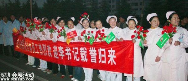 2007年10月24日下午，十七大閉幕后，李連玉24下午返抵邳州，當?shù)仉S即舉行隆重歡迎儀式。駐軍、武警、警察、官員、護士、學生、農(nóng)民全被動員起來。數(shù)千官員及民眾夾道歡迎，有人點鞭炮、放煙花，有人舞龍舞獅，拉橫額，還有樂隊演奏。胸前戴著十七大名牌的李連玉在紅地毯上昂首闊步，向歡迎者揮手。有年輕姑娘送上鮮花，有年老農(nóng)婦送上水果，壯觀之極。