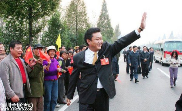 2007年10月24日下午，十七大閉幕后，李連玉24下午返抵邳州，當(dāng)?shù)仉S即舉行隆重歡迎儀式。駐軍、武警、警察、官員、護士、學(xué)生、農(nóng)民全被動員起來。數(shù)千官員及民眾夾道歡迎，有人點鞭炮、放煙花，有人舞龍舞獅，拉橫額，還有樂隊演奏。胸前戴著十七大名牌的李連玉在紅地毯上昂首闊步，向歡迎者揮手。有年輕姑娘送上鮮花，有年老農(nóng)婦送上水果，壯觀之極。