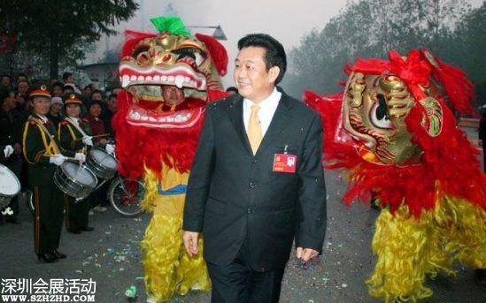 李連玉參加十七大返鄉(xiāng)，接受群眾夾道歡迎。