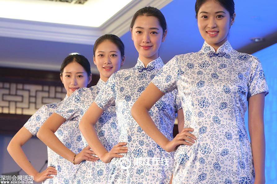 互聯(lián)網(wǎng)大會(huì)禮儀身穿青花瓷緊身旗袍顯嫵媚