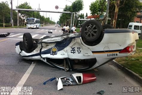 警車撞進小賣部