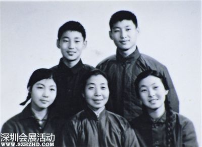 1972年冬，齊心獲準(zhǔn)帶著兒女看望監(jiān)護(hù)中的習(xí)仲勛。為了這次相見，齊心和子女專程從外地趕回北京，并拍攝了這張照片。前排右起：齊橋橋、齊心、習(xí)安安。后排右起：習(xí)近平、習(xí)遠(yuǎn)平。