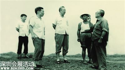 1978年8月，習(xí)仲勛（左三）在廣東惠陽農(nóng)村調(diào)研。在清華大學(xué)讀書的習(xí)近平（左一）利用暑假時(shí)間參加社會實(shí)踐，隨同父親一起下鄉(xiāng)。本版圖片均由人民出版社提供