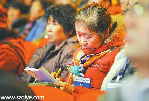 12月26日上午，一名申請公租房的市民代表在搖號現(xiàn)場認(rèn)真記錄。