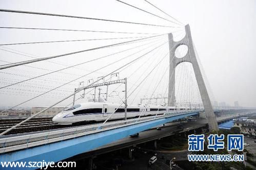 26日，中國(guó)三條重要高鐵干線  蘭新高鐵、貴廣鐵路和南廣鐵路開通運(yùn)營(yíng)。