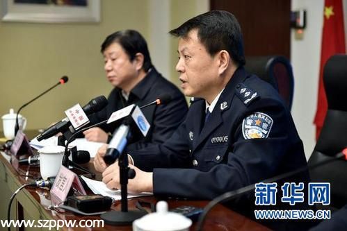 太原市公安局長汪凡（右）在 12·13 案件新聞發(fā)布會上（1月2日攝）。 新華社記者 詹彥 攝