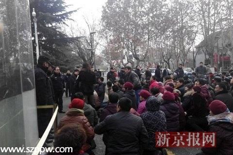 圖集顯示，大批人群聚集在市政府前下跪，年紀(jì)多為中老年。（圖據(jù)新京報(bào)）