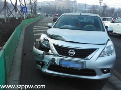 銀色轎車前保險(xiǎn)杠被撞碎。