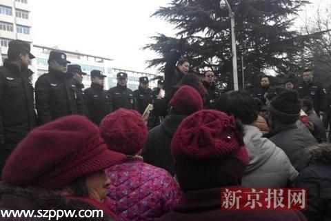圖集顯示，大批人群聚集在市政府前下跪，年紀(jì)多為中老年。（圖據(jù)新京報(bào)）