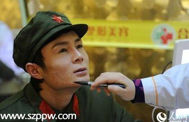 男子整容成雷鋒被疑炒作 張藝冬是誰(shuí)微博背景(圖)