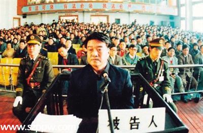 落馬官員頻現(xiàn)"休假式服刑" 800多人被重新收監(jiān)