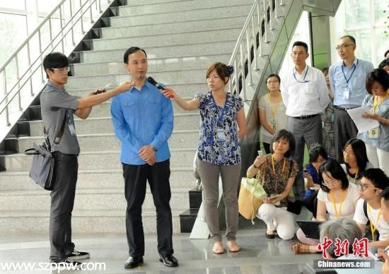 資料圖：朱立倫（左二）。中新社發(fā) 陳小愿 攝  