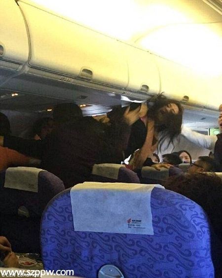 去年12月，一架重慶飛香港航班中中國(guó)乘客大打出手，涉及7女1男。（英國(guó)《每日郵報(bào)》配圖）