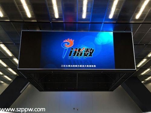 9月12日，由南方基金、新浪財(cái)經(jīng)和<a href=http://www.sz1980.com/shenzhen/ target=_blank class=infotextkey>深圳</a>證券信息公司三方聯(lián)合編制的南方-新浪大數(shù)據(jù)100指數(shù)、大數(shù)據(jù)300指數(shù)在深圳<a href=http://www.huhuzc.cn/jiaoyisuo/ target=_blank class=infotextkey>交易所</a>新大樓舉辦敲鐘儀式及新聞發(fā)布會(huì)，深交所總經(jīng)理宋麗萍、新浪網(wǎng)董事長兼CEO曹國偉和南方基金董事長吳萬善出席活動(dòng)現(xiàn)場并共同敲鐘，國內(nèi)首個(gè)大數(shù)據(jù)系列指數(shù)宣告誕生。(圖片來源：新浪財(cái)經(jīng))