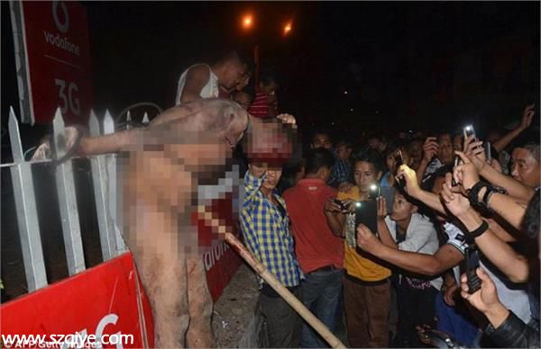 印度強奸犯被暴民綁架殺害 身體被刺穿裸體游街  一直以來，印度就是強奸案多發(fā)地，國內(nèi)性侵現(xiàn)象十分嚴重，當?shù)孛癖妼@種獸行深惡痛絕。近日，印度迪馬布爾地區(qū)發(fā)生一起暴民沖擊監(jiān)獄事件，一名強奸嫌疑犯被綁架出監(jiān)獄，并在裸體游行示眾后將其殺害。  據(jù)《每日郵報》報道，當時，這名強奸犯被暴民扔在地上拖行了數(shù)千米，隨后被綁在護欄上，身體被竹棍刺穿，獻血直流，場面極其血腥。  令人震驚的是，該男子被殺害后，周圍群眾紛紛拿出手機拍攝。隨后，警方趕到現(xiàn)場，使用警棍等手段驅(qū)散人群。  據(jù)悉，這名強奸犯涉嫌強奸當?shù)匾幻W(xué)生，于2015年2月24日被逮捕。  前瞻點評：在一些法制落后的地方，民眾往往習(xí)慣用拳頭解決問題，維持正義或者泄私憤。印度老百姓對 強奸 行為的痛恨可以理解，但撇開法律濫用 私刑 處置嫌犯的做法未免太過野蠻愚蠢，而且扒光衣服游街示眾的行為也令人咋舌。有的時候， 以暴制暴 不僅不能呼吁正義，還有可能是另一種犯罪。