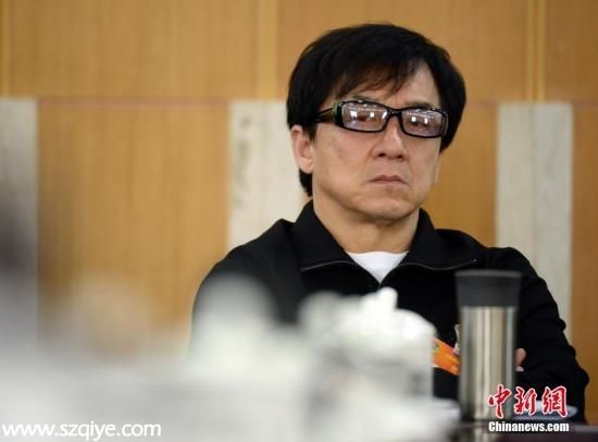 　3月5日，全國政協(xié)舉行小組會議，討論政府工作報告。全國政協(xié)委員成龍參加文藝界別討論。中新社發(fā) 侯宇 攝