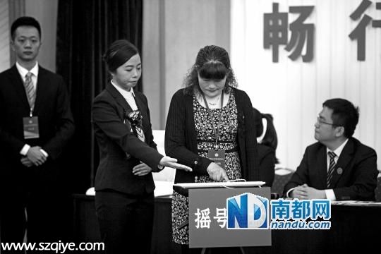 <a href=http://www.sz1980.com/shenzhen/ target=_blank class=infotextkey><a href=http://www.huhuzc.cn/shenzhen/ target=_blank class=infotextkey>深圳</a></a>首次搖號(hào)昨舉行 8成電動(dòng)車指標(biāo)過剩