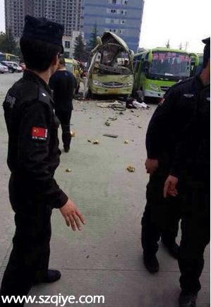 貴州黔西縣一客車(chē)發(fā)生爆炸 客車(chē)被掀頂9人受傷
