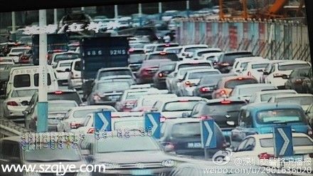 突發(fā)：布吉西環(huán)路東升學(xué)校門(mén)口多車(chē)相撞