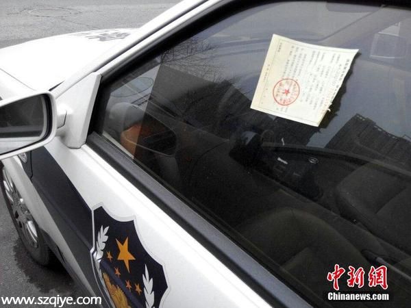 2015年3月29日，南京下關(guān)白云亭路上，數(shù)輛警車集體違停，特別顯眼。不僅僅是社會(huì)車輛，路邊停放的一排警車車窗上也張貼著違法停車告知單。圖片來(lái)源：CFP視覺(jué)中國(guó)
