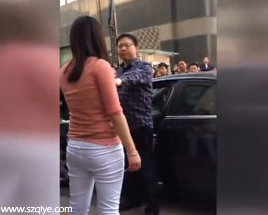 女子當(dāng)街狂砸車玻璃扇出軌男子耳光 女子全程無(wú)臟話【視頻】