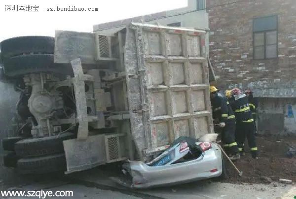 泥頭車追尾側(cè)翻壓到小車 致小車司機(jī)當(dāng)場(chǎng)死亡