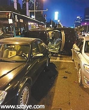 路虎連撞5車后側(cè)翻 肇事司機(jī)車窗爬出欲逃逸