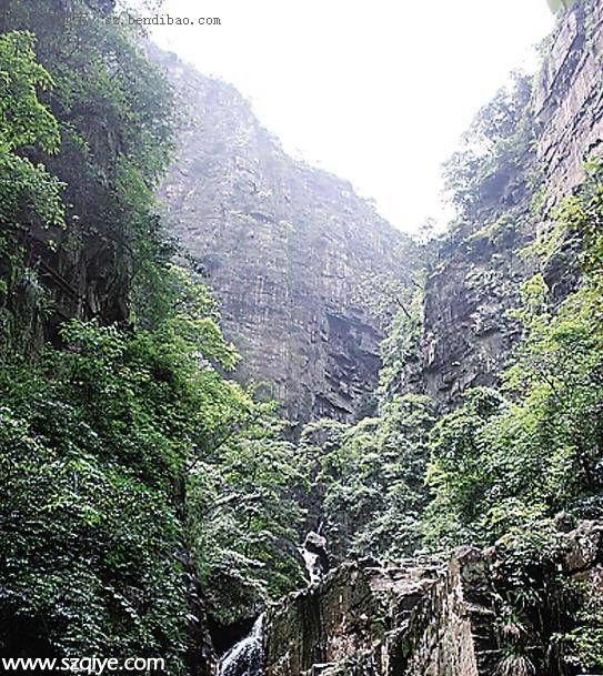 廣東乳源大峽谷發(fā)生山石滑落 <a href=http://www.sz1980.com/shenzhen/ _fcksavedurl=http://www.sz1980.com/shenzhen/ target=_blank class=infotextkey><a href=http://www.huhuzc.cn/shenzhen/ target=_blank class=infotextkey>深圳</a></a>驢友1死7傷
