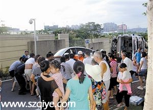 小孩被卷車底 <a href=http://www.sz1980.com/shenzhen/ target=_blank class=infotextkey><a href=http://www.huhuzc.cn/shenzhen/ target=_blank class=infotextkey>深圳</a></a>消防組織群眾抬車救人