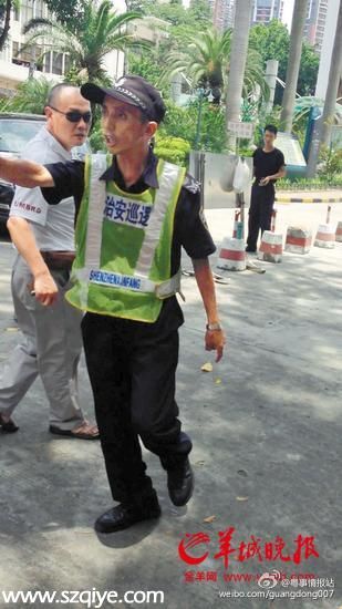 記者采訪(fǎng)<a href=http://www.sz1980.com/shenzhen/ target=_blank class=infotextkey>深圳</a>市人民醫(yī)院遭毆打 保安怒吼:砍死你