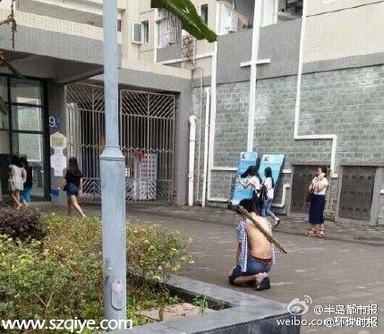 重慶一男生在女生宿舍門口下跪負(fù)荊請罪求原諒（圖）