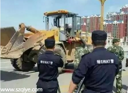 男子駕裝載機(jī)撞翻警車(chē)碾死行人 被警方擊斃