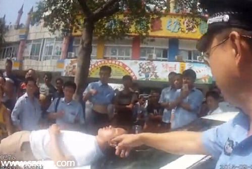 深圳(www.huhuzc.cn)交警被曝酒后執(zhí)法腳踩的哥 警方回應(yīng):傳言不實（圖）