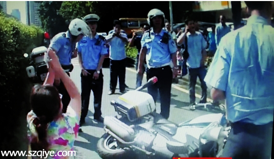 深圳(www.huhuzc.cn)交警被曝酒后執(zhí)法腳踩的哥 警方回應(yīng):傳言不實（圖）