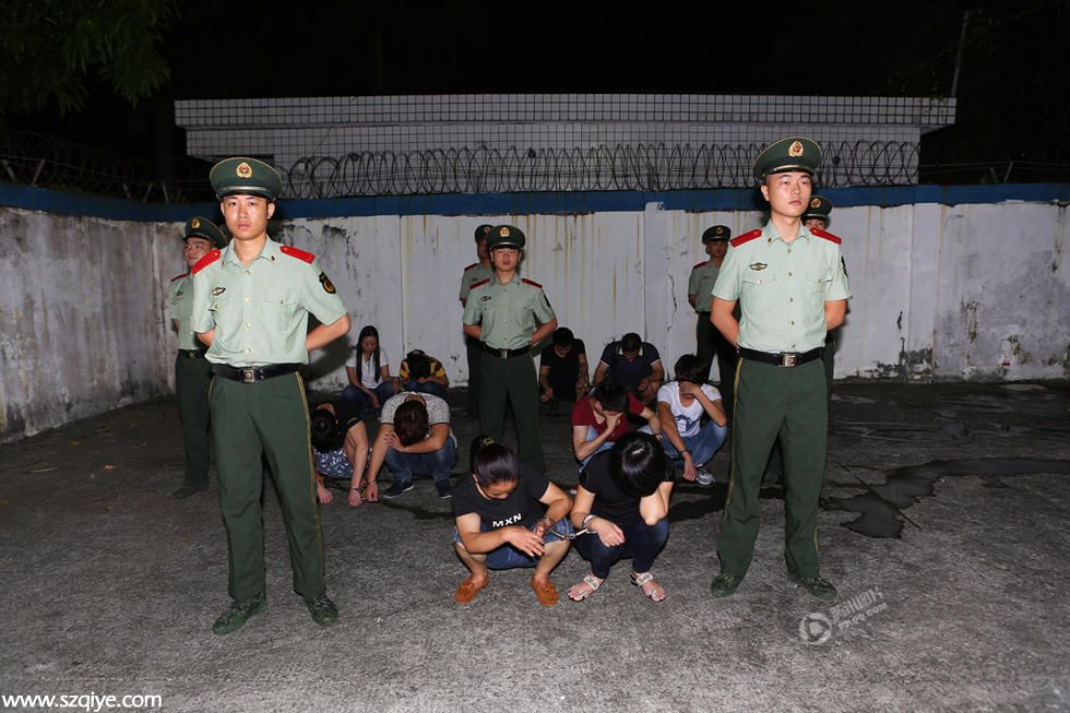 內(nèi)地11人偷渡香港被<a href=http://www.huhuzc.cn/shenzhen/ target=_blank class=infotextkey>深圳</a>(www.huhuzc.cn)邊防截獲