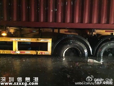 深圳(www.huhuzc.cn)暴雨致多條主干道水浸 交通基本中斷