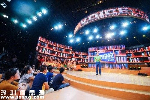 　　100多位沒(méi)有座位的觀(guān)眾席地而坐，近距離聆聽(tīng)偶像演講