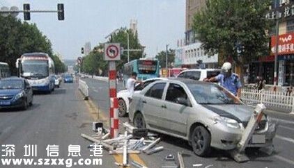 儲(chǔ)某駕駛牌照為魯AA67××的轎車，由山東前往上海，途經(jīng)滬蓉高速丹陽(yáng)竇莊附近時(shí)，自感左手臂上有麻痛感，隨后發(fā)現(xiàn)一只大蚊子正在叮咬自己，便騰出右手拍打蚊子，不料車子失控，撞向護(hù)欄刮擦10余米后才停下。儲(chǔ)某的兩顆門牙因磕著方向盤(pán)被撞斷，他痛得直叫喚。