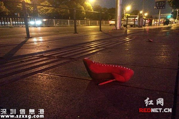 （車禍發(fā)生后，現(xiàn)場(chǎng)留下的高跟鞋，位置距離事發(fā)地點(diǎn)超過(guò)五米。）