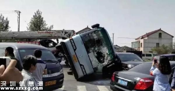 保時(shí)捷撐住大巴 車主否認(rèn)故意剎車