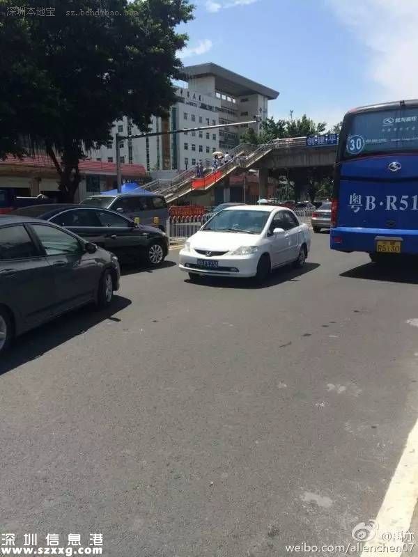 為躲避逆行小汽車 深圳(www.huhuzc.cn)334路公交沖上人行道