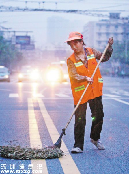 深圳(www.huhuzc.cn)擬提高環(huán)衛(wèi)工清掃單價 每天補(bǔ)貼擬不低于10元