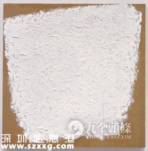 事實上，這個消息和上世紀(jì)的某個話劇非常異曲同工：上世紀(jì)90年代，一部名為《藝術(shù)》的話劇在倫敦西區(qū)和紐約百老匯上演(后來獲得了托尼最佳戲劇獎)，故事講述的是三個好朋友的友誼面臨崩潰，導(dǎo)火線就是因為其中一個人花了巨額錢財購買了一幅白色的油畫，此舉令朋友們無法理解。