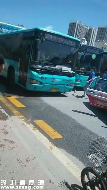 深圳(www.huhuzc.cn)兩司機因搶道對罵 公交司機開車狠撞的士
