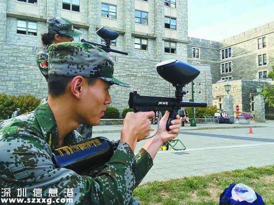西點軍校各個院系經(jīng)常舉行派對，寓教于樂。圖為清華國防生正在用機械系學(xué)員設(shè)計的槍射擊。